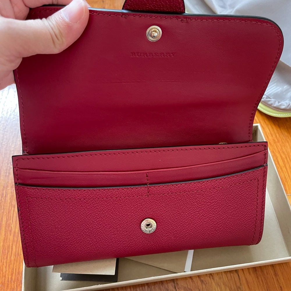 Like new Burberry wallet - Picture 2 of 6
